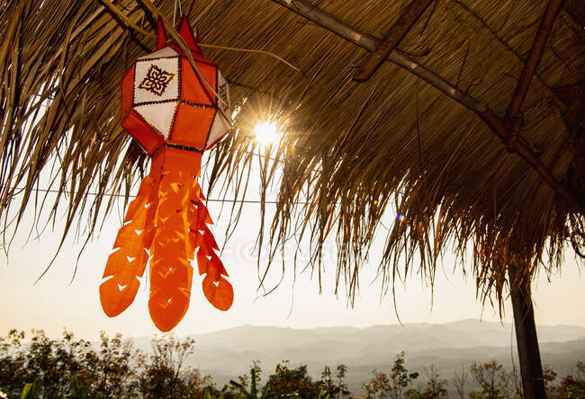 Lanterna tradizionale appesa al capanno di bambù nel nord della Thailandia — Foto stock