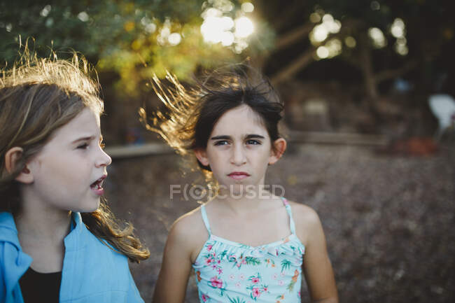 Duas meninas na praia — Fotografia de Stock