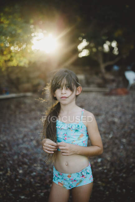 Дівчинка стоїть на березі Червоного моря Ейлата. — стокове фото