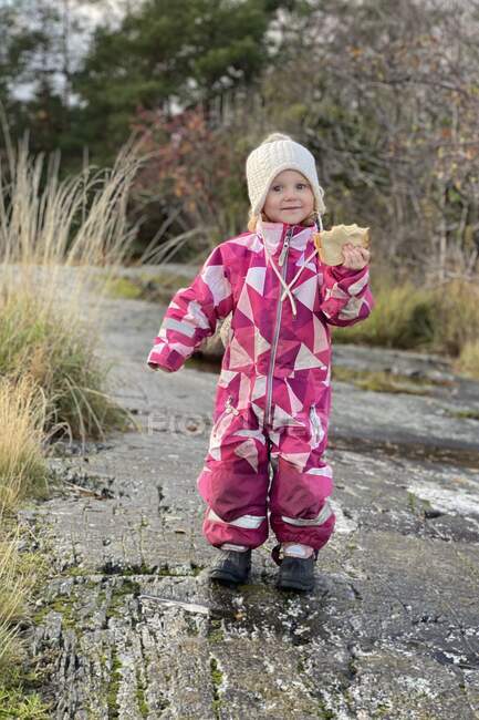 Kind ist unterwegs und isst ein Sandwich im Archipel — Stockfoto