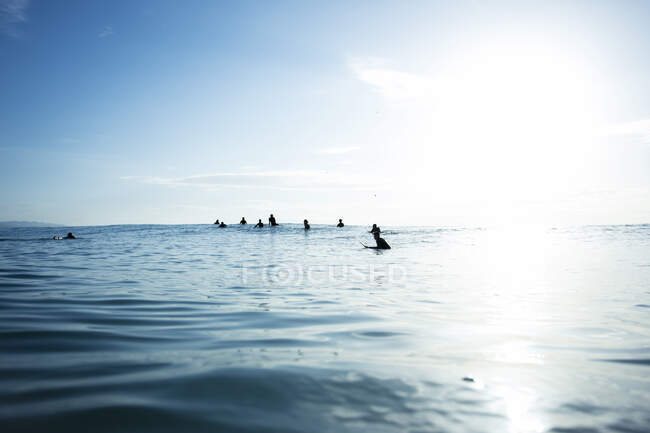Surfers waiting for a wave, in the sea, surf, sky — Stock Photo