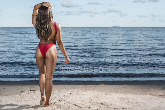 Bella donna godendo la sua vacanza sulla spiaggia a Pattaya — Foto stock