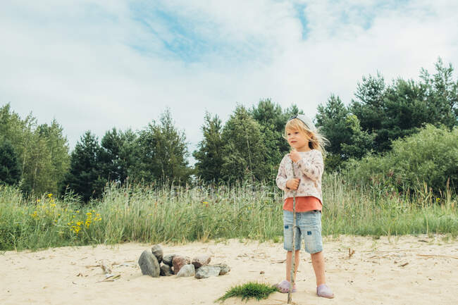 Мила дівчина проводить час на березі прекрасного озера . — стокове фото