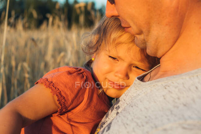 Père tenant sa petite fille. Concept de famille amicale. — Photo de stock