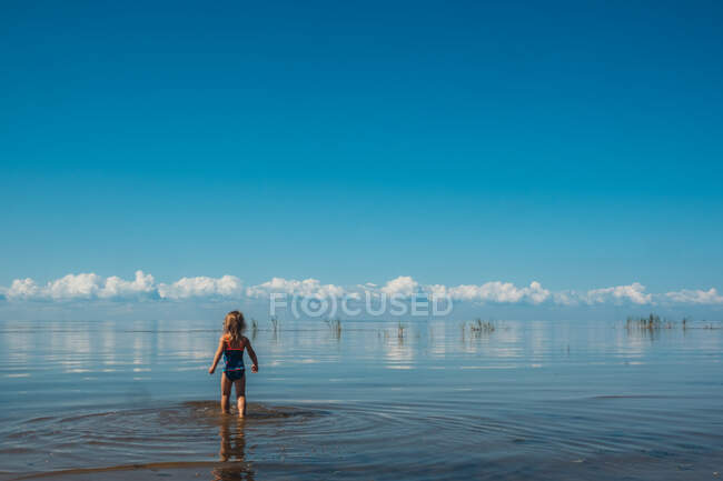 A rapariga a nadar no lago. Tema de atividades ao ar livre de verão. — Fotografia de Stock