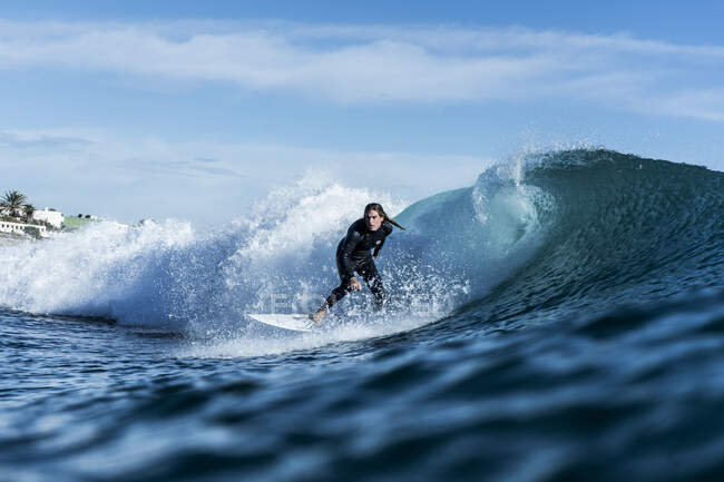Surfista rubia, en la ola, mar, azul - foto de stock