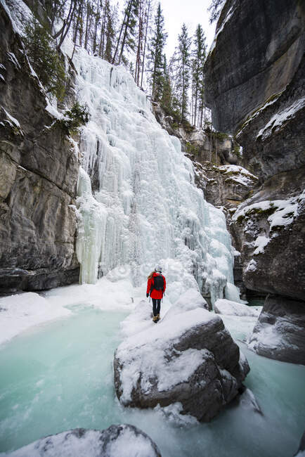 Caminante explorando el cañón congelado de Maligne - foto de stock
