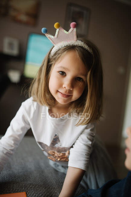 Schöne kleine Mädchen Porträt mit Krone Spielzeug. — Stockfoto