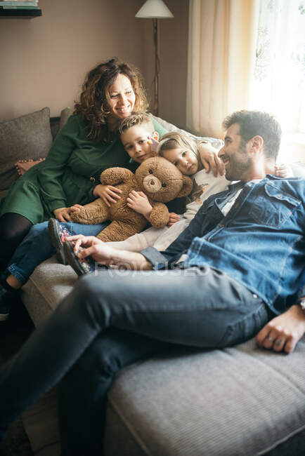 Família feliz com brinquedo de ursinho de pelúcia. — Fotografia de Stock