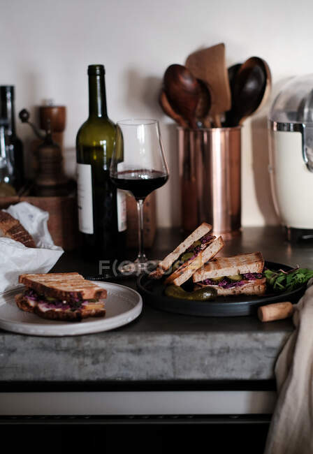 Вкусное мясо на гриле с овощами и соусом на столе — стоковое фото