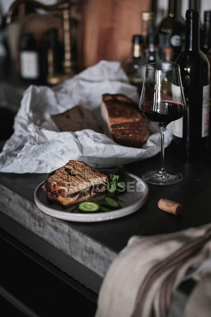 Sanduíche saboroso em uma mesa de cozinha — Fotografia de Stock