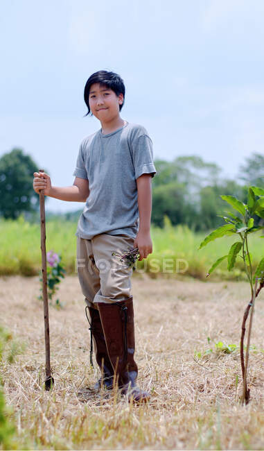 Retrato de un joven agricultor en un día soleado - foto de stock