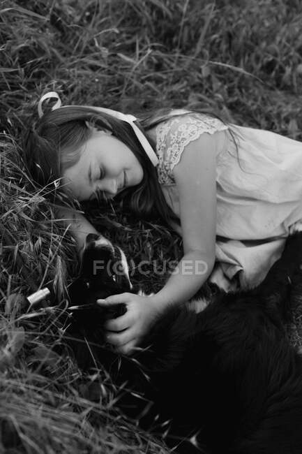 Glückliches Mädchen, das ihren Hund im Freien umarmt. Lebensstil und Pflegekonzept für Haustiere. — Stockfoto