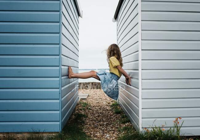 Mädchen spielt in Strandhütten am Meer in Großbritannien — Stockfoto