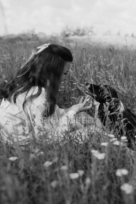 Chica feliz abrazando a su perro al aire libre. Estilos de vida y concepto de cuidado de mascotas. - foto de stock