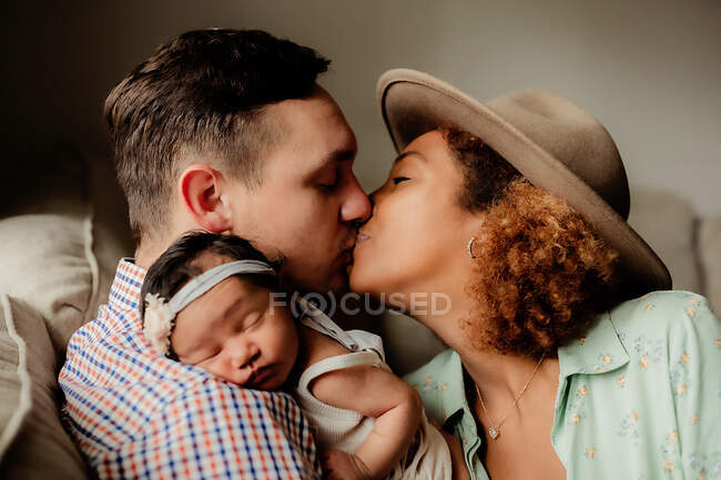 Ritratto di madre, padre e figlia, felice concetto di famiglia — Foto stock