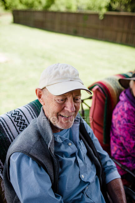 Людина з деменцією в кінці 60-х років сміється в Огайо — стокове фото