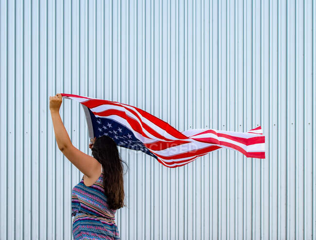 Donna latina sventola bandiera degli Stati Uniti — Foto stock
