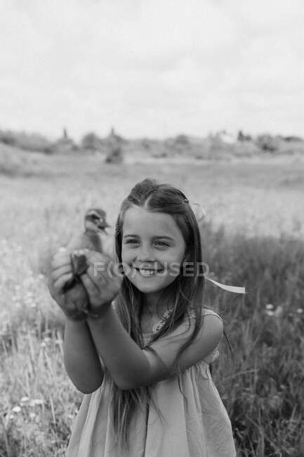 Tout-petit garçon et fille jouent avec les canetons à la ferme — Photo de stock