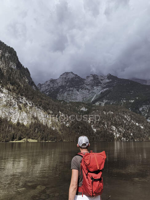 Person looking at the mountains — Stock Photo