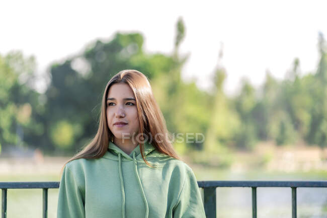 Retrato de una joven junto a un lago - foto de stock