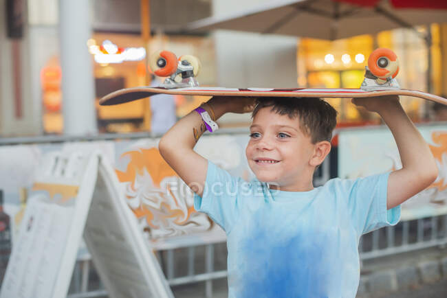 Молодий хлопчик зі скейтбордом — стокове фото