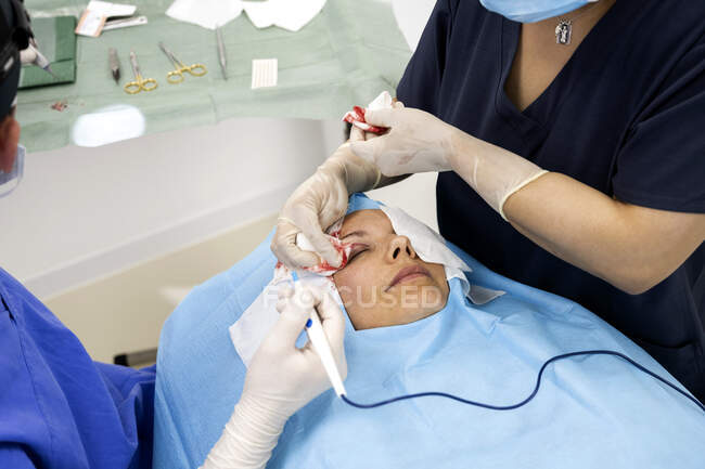 Plastic surgery operation, modifying the eye region in medical clinic — Stock Photo