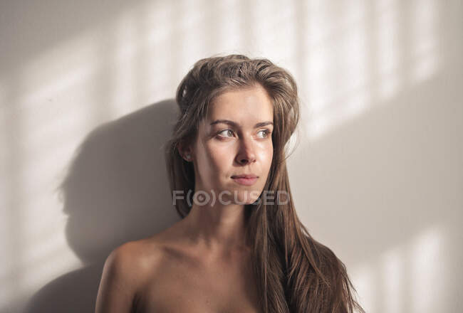 Портрет молодої жінки, що спирається на стіну — стокове фото