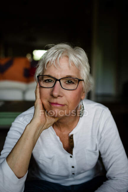 Innenporträt einer Frau Ende 60 in Ohio — Stockfoto