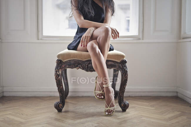 Detalhe de pernas de mulher sentada — Fotografia de Stock