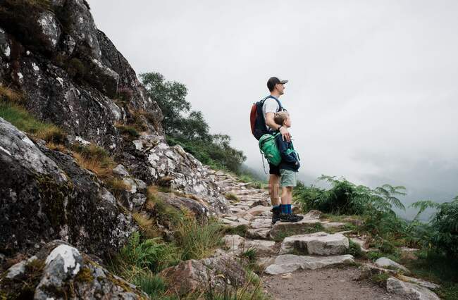 Padre e figlio che scalano la catena montuosa Ben Nevis nel Regno Unito — Foto stock