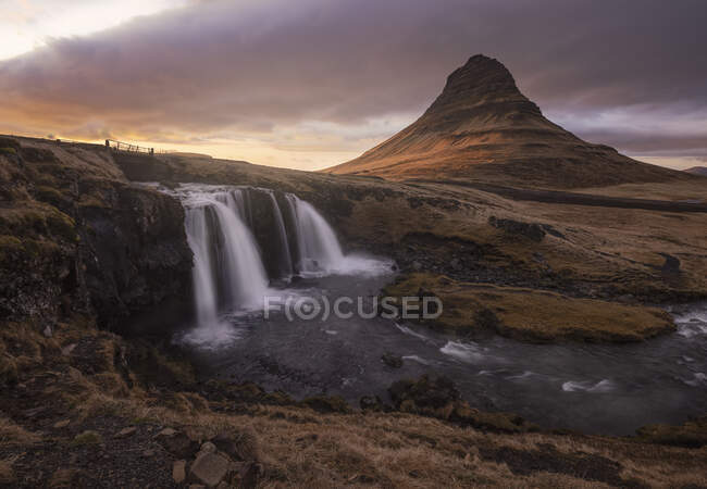 Schöne Aussicht auf den isländischen Wasserfall in Island — Stockfoto