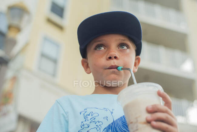 Молочний хлопчик п'є молочний коктейль — стокове фото