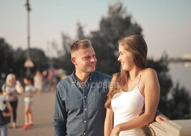 Joven sonriente pareja en la calle - foto de stock