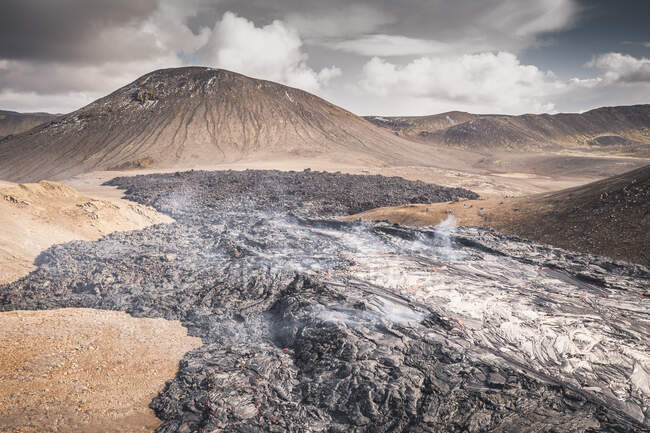 Tiro aéreo cênico de vulcão ardente — Fotografia de Stock