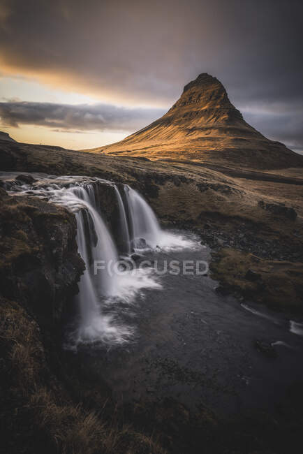 Schöne Aussicht auf den isländischen Wasserfall in Island — Stockfoto