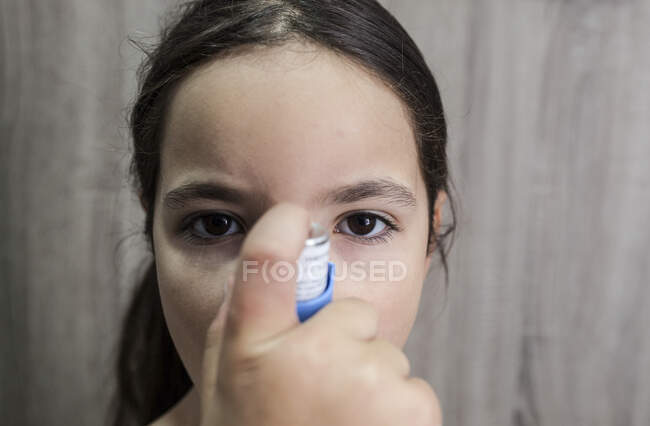 Enfant fille en utilisant un spray médical pour la respiration. Inhalateur. Vue de face — Photo de stock