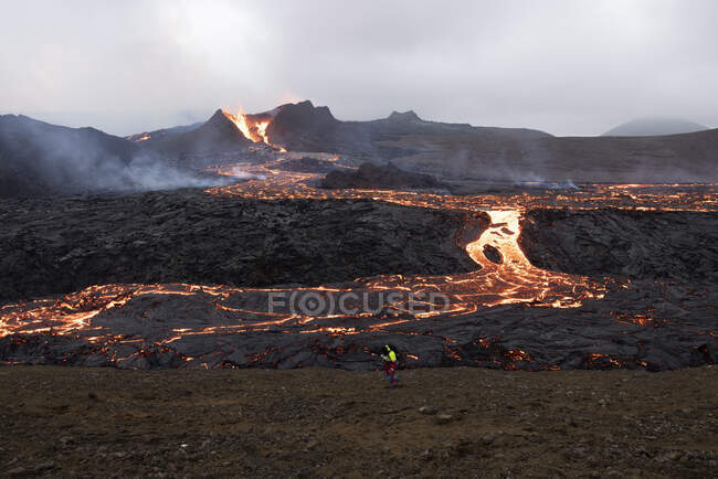 Plan aérien pittoresque du volcan en flammes — Photo de stock