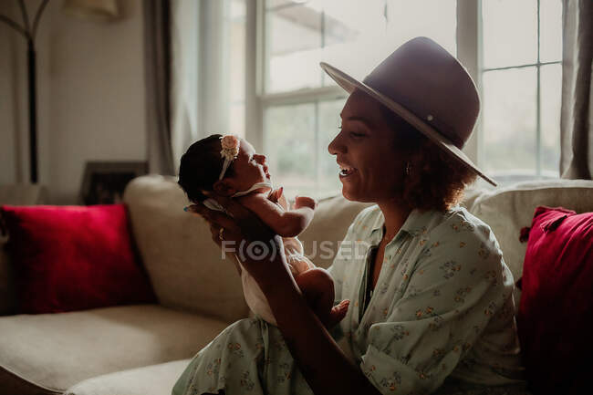 Ritratto di madre e figlia, felice concetto di famiglia — Foto stock