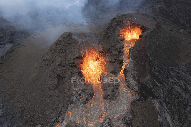 Plano aéreo escénico del volcán ardiente - foto de stock