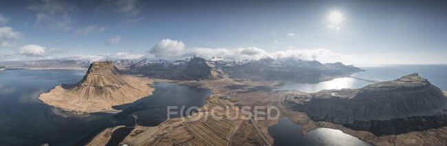 Bellissimo paesaggio panoramico delle montagne in terra ghiacciata nella giornata di sole — Foto stock