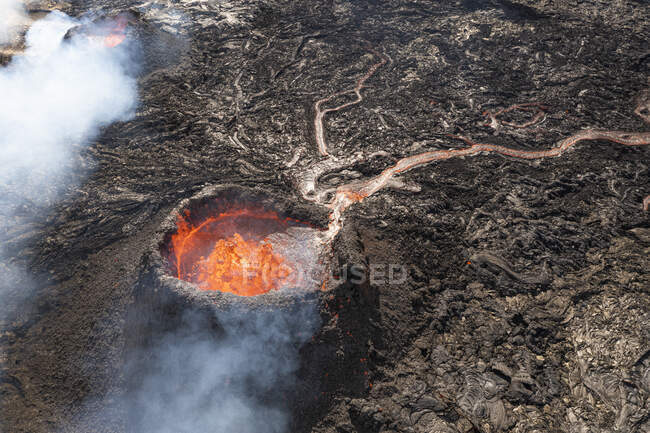 Panoramica ripresa aerea di vulcano ardente — Foto stock
