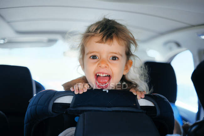 Ritratto ravvicinato di una bambina dal bagagliaio di un'auto. — Foto stock