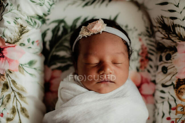 Little newborn baby sleeping in the bed — Stock Photo