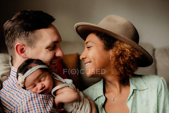 Retrato de madre, padre e hija, concepto de familia feliz - foto de stock