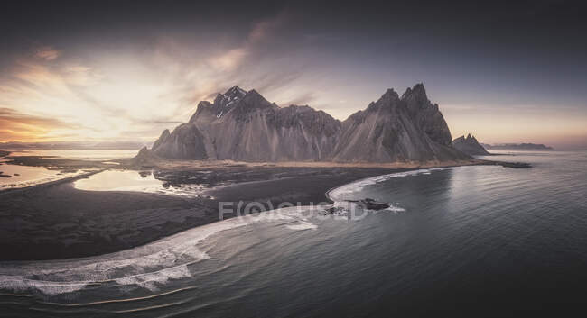 Прекрасный вид на море и горы на закате — стоковое фото