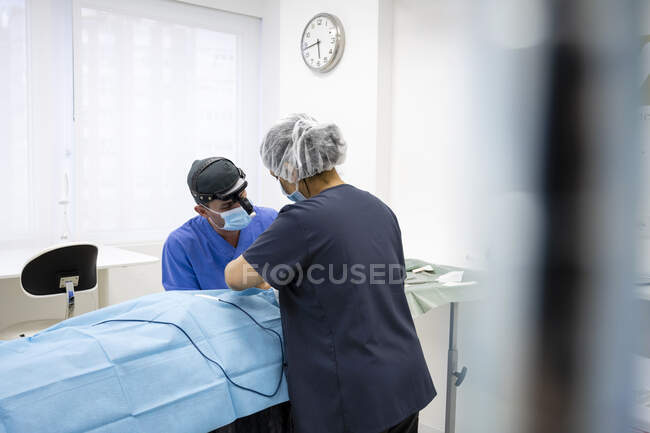 Surgeons performing eyelid surgery to anonymous patient — Stock Photo
