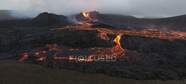 Живописный воздушный снимок пылающего вулкана — стоковое фото