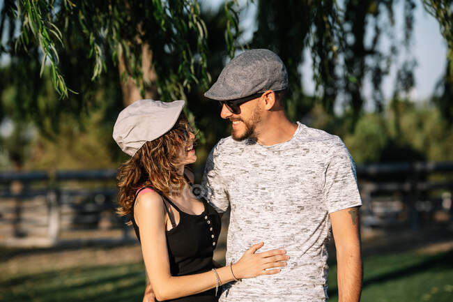 Jovem casal com óculos de sol e boina — Fotografia de Stock