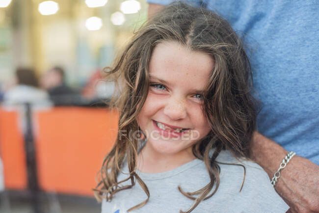 Chica joven sonriente sin dientes delanteros - foto de stock